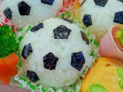 男の子のお弁当に★サッカーボールのおにぎりさん♪